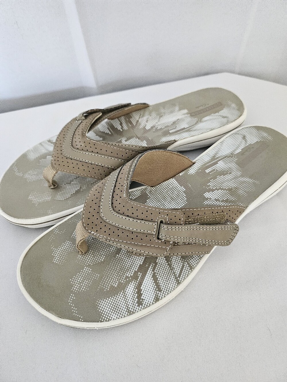 Clark’s Tan Sandals Women’s Size 11